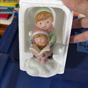 Avon musical 🎶 Handpainted Porcelain Figurine - Joy to the World 1985